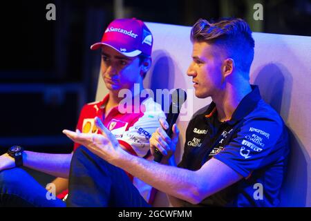 Nico Hulkenberg (GER) Sahara Force India F1 (rechts) und Esteban Gutierrez (MEX) Ferrari Test und Reserve Driver beim Fans' Forum. Großer Preis der Vereinigten Staaten, Donnerstag, 22. Oktober 2015. Circuit of the Americas, Austin, Texas, USA. Stockfoto