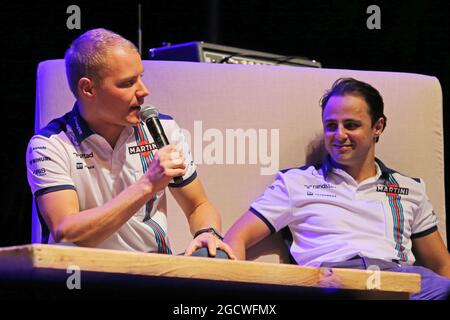 (L bis R): Valtteri Bottas (FIN) Williams und Teamkollege Feldman Massa (BRA) Williams beim Fanforum. Großer Preis der Vereinigten Staaten, Donnerstag, 22. Oktober 2015. Circuit of the Americas, Austin, Texas, USA. Stockfoto