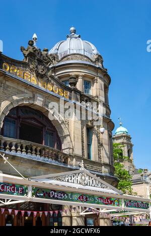 Buxton Opera House, Derbyshire, England. Ein wunderschönes historisches Gebäude in der belebten Kurstadt Buxton. Stockfoto