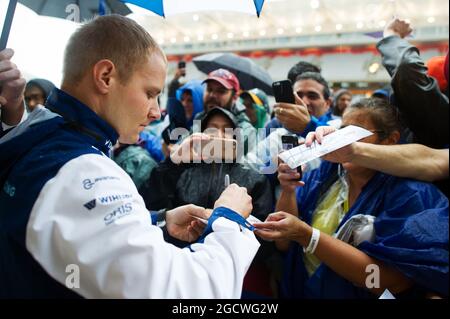 Valtteri Bottas (FIN) Williams gibt Autogramme für die Fans. Großer Preis der Vereinigten Staaten, Samstag, 24. November 2015. Circuit of the Americas, Austin, Texas, USA. Stockfoto