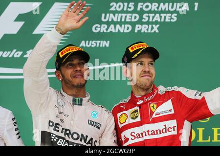 Rennsieger und Weltmeister Lewis Hamilton (GBR) Mercedes AMG F1 feiert mit Sebastian Vettel (GER) Ferrari auf dem Podium. Großer Preis der Vereinigten Staaten, Sonntag, 25. November 2015. Circuit of the Americas, Austin, Texas, USA. Stockfoto