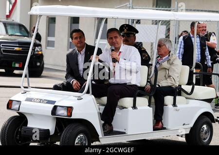 Enrique Pena Nieto (MEX) Mexikanischer Präsident mit Bernie Ecclestone (GBR). Großer Preis von Mexiko, Donnerstag, 29. Oktober 2015. Mexiko-Stadt, Mexiko. Stockfoto