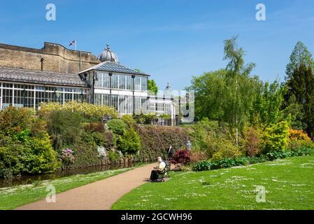 Der öffentliche Park Pavilion Gardens, Buxton, Derbyshire, England an einem sonnigen Tag im Frühsommer. Stockfoto