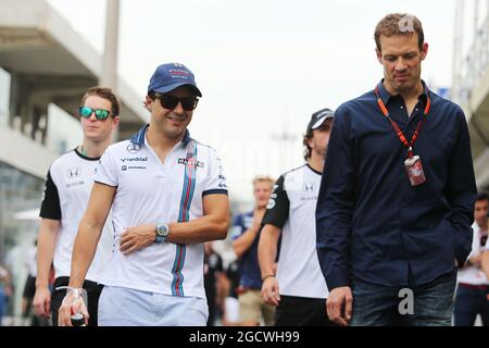 (L bis R): Roy (BRA) Williams mit Alex Wurz (AUT) Williams Driver Mentor / GPDA Chairman. Großer Preis von Brasilien, Freitag, 13. November 2015. Sao Paulo, Brasilien. Stockfoto