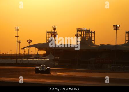 Francesco Castellacci (ITA) / Roald Goethe (GER) / Stuart Hall (GBR) #96 Aston Martin Racing Aston Martin Vantage V8. FIA-Langstrecken-Weltmeisterschaft, Runde 8, Samstag, 21. November 2015. Sakhir, Bahrain. Stockfoto