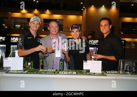 (L bis R): Nico Hulkenberg (GER) Sahara Force India F1 mit Bertrand Gachot (Bel) Hype Energy CEO und Sergio Perez (MEX) Sahara Force India F1 bei einem Sahara Force India F1 Team Hype Energy MFP Media Event. Abu Dhabi Grand Prix, Donnerstag, 26. November 2015. Yas Marina Circuit, Abu Dhabi, VAE. Stockfoto