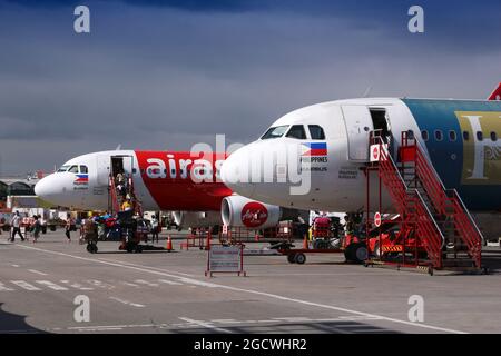 Manila, PHILIPPINEN - 28. NOVEMBER 2017: Passagiere steigen an Bord von Air Asia Airbus A320 am Ninoy Aquino International Airport (NAIA), Manila. Der Flughafen handl Stockfoto