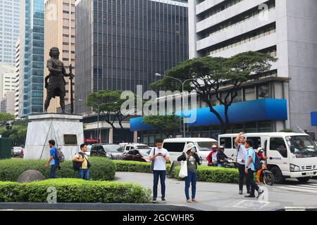 MANILA, PHILIPPINEN - 7. DEZEMBER 2017: Menschen laufen entlang der Makati Avenue in Makati City, Metro Manila, Philippinen. Metro Manila ist eine der größten Stockfoto