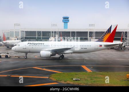 MANILA, PHILIPPINEN - 8. DEZEMBER 2017: Philippine Airlines (PAL) Airbus A320 auf dem internationalen Flughafen Ninoy Aquino (NAIA), Manila. Den Flughafengriff Stockfoto