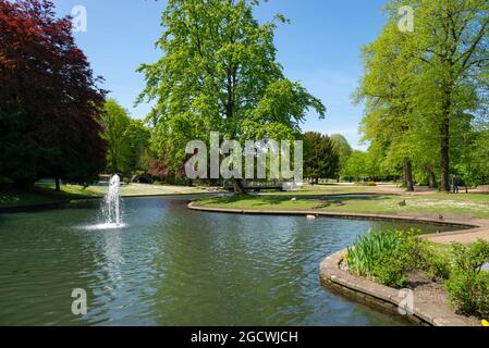 Der öffentliche Park Pavilion Gardens, Buxton, Derbyshire, England an einem sonnigen Tag im Frühsommer. Stockfoto