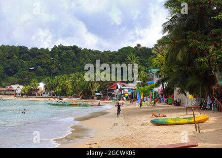 PALAWAN, PHILIPPINEN - 2. DEZEMBER 2017: Die Menschen besuchen den Strand der touristischen Resort Stadt El Nido in Palawan Insel, Philippinen. 6 Millionen ausländische to Stockfoto