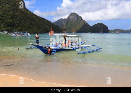 PALAWAN, PHILIPPINEN - 2. DEZEMBER 2017: Die Menschen besuchen den Strand der touristischen Resort Stadt El Nido in Palawan Insel, Philippinen. 6 Millionen ausländische to Stockfoto