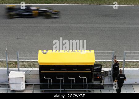 Kevin Magnussen (DEN) Renault Sport F1 Team RS16 passiert die Team-Boxengasse. Formel-1-Tests, Tag 4, Donnerstag, 25. Februar 2016. Barcelona, Spanien. Stockfoto