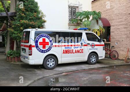 MANILA, PHILIPPINEN - 24. NOVEMBER 2017: Ambulanzwagen des Philippinischen Roten Kreuzes (PRC), Mitglied des Internationalen Roten Kreuzes und der Roten Halbmond-Bewegung Stockfoto