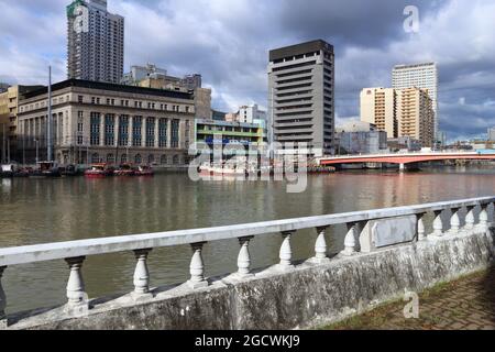 MANILA, PHILIPPINEN - 25. NOVEMBER 2017: Skyline von Manila mit Regenwolken über dem Fluss Pasig auf den Philippinen. Metro Manila ist eine der größten städtischen Stockfoto