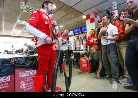 Alberto Antonini (ITA) der Pressesprecher von Ferrari spricht den Medien über die Abdeckung des Hola-Cockpits. Formel-1-Tests, Tag 3, Donnerstag, 3. März 2016. Barcelona, Spanien. Stockfoto