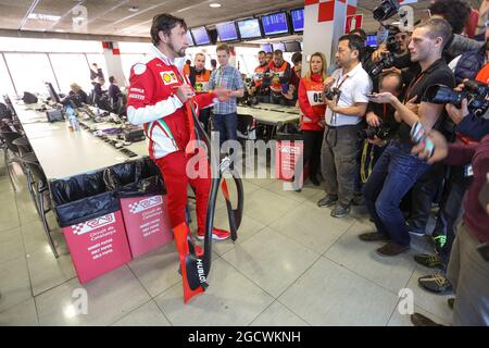 Alberto Antonini (ITA) der Pressesprecher von Ferrari spricht den Medien über die Abdeckung des Hola-Cockpits. Formel-1-Tests, Tag 3, Donnerstag, 3. März 2016. Barcelona, Spanien. Stockfoto