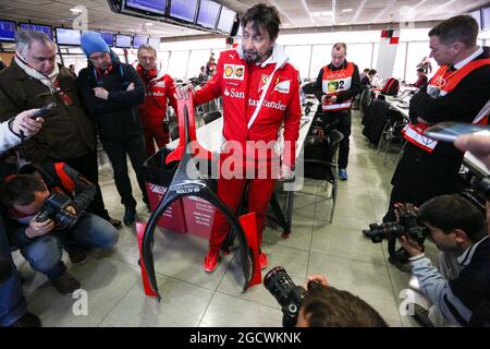 Alberto Antonini (ITA) der Pressesprecher von Ferrari spricht den Medien über die Abdeckung des Hola-Cockpits. Formel-1-Tests, Tag 3, Donnerstag, 3. März 2016. Barcelona, Spanien. Stockfoto