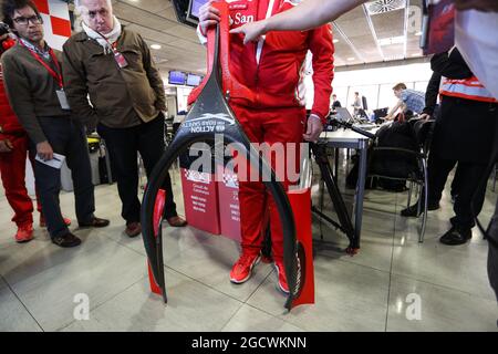 Alberto Antonini (ITA) der Pressesprecher von Ferrari spricht den Medien über die Abdeckung des Hola-Cockpits. Formel-1-Tests, Tag 3, Donnerstag, 3. März 2016. Barcelona, Spanien. Stockfoto