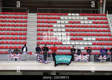 Lewis Hamilton (GBR) Mercedes AMG F1 Fans, Flaggen und Banner. Formel-1-Tests, Tag 4, Freitag, 4. März 2016. Barcelona, Spanien. Stockfoto