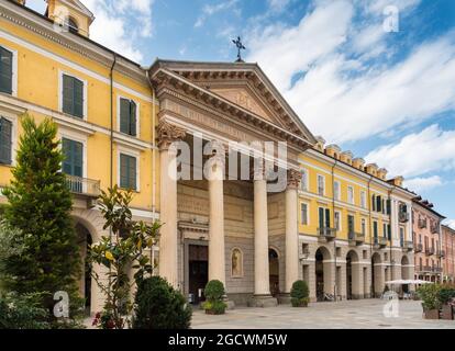 CUNEO, PIEMONT, ITALIEN - 2. AUGUST 2021: Die Kathedrale der Heiligen Maria des Waldes, die Fassade von Antonio Bono mit 4 korinthischen Säulen, Portikus und Ty Stockfoto