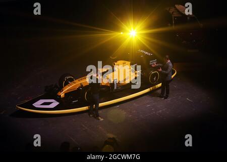 (L bis R): Cyril Abiteboul (FRA) Renault Sport F1 Managing Director und David Croft (GBR) Sky Sports-Kommentator bei der Lackierung des Renault Sport F1 Team RS16. Großer Preis von Australien, Mittwoch, 16. März 2016. Albert Park, Melbourne, Australien. Stockfoto