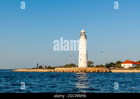 Weißer Leuchtturm an der Küste in Sewastopol, Republik Krim, Russland. Ein klarer, sonniger Tag. Stockfoto