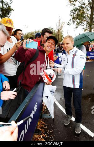 Valtteri Bottas (FIN) Williams mit Fans. Großer Preis von Australien, Freitag, 18. März 2016. Albert Park, Melbourne, Australien. Stockfoto