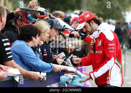 Jean-Eric Vergne (FRA) Ferrari Test and Development Driver signiert Autogramme für die Fans. Großer Preis von Australien, Samstag, 19. März 2016. Albert Park, Melbourne, Australien. Stockfoto