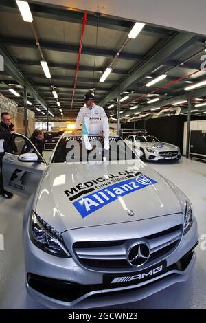 Lewis Hamilton (GBR) Mercedes AMG F1 feiert seine Pole-Position auf dem FIA Medical Car. Großer Preis von Australien, Samstag, 19. März 2016. Albert Park, Melbourne, Australien. Stockfoto