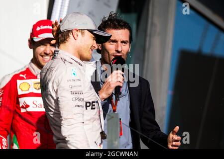 Rennsieger Nico Rosberg (GER) Mercedes AMG F1 auf dem Podium mit Mark Webber (AUS) Porsche Team WEC Driver / Channel 4 Presenter und Sebastian Vettel (GER) Ferrari. Großer Preis von Australien, Sonntag, 20. März 2016. Albert Park, Melbourne, Australien. Stockfoto