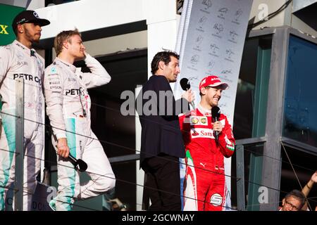 Das Podium (L bis R): Lewis Hamilton (GBR) Mercedes AMG F1, Zweiter; Nico Rosberg (GER) Mercedes AMG F1, Rennsieger; Mark Webber (AUS) Porsche Team WEC Driver / Channel 4 Presenter; Sebastian Vettel (GER) Ferrari, Dritter. Großer Preis von Australien, Sonntag, 20. März 2016. Albert Park, Melbourne, Australien. Stockfoto