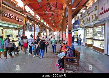 DUBAI, VAE - Dezember 10, 2017: die Menschen besuchen den Gold Souk in Dubai, VAE. Der Goldmarkt hat 300 Einzelhändlern und ist in Al Dhagaya Teil von Deira Stockfoto