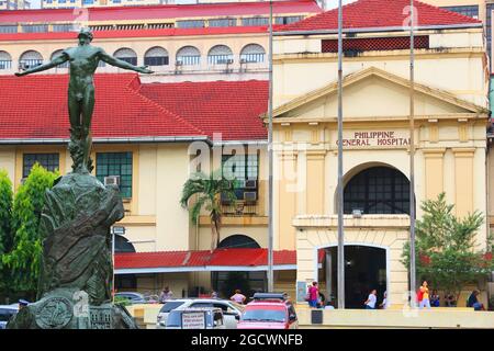 MANILA, Philippinen - November 24, 2017: die Menschen besuchen Philippine General Hospital in Manila. Es gibt 1.800 Krankenhäuser mit insgesamt 98.000 Patienten. Stockfoto