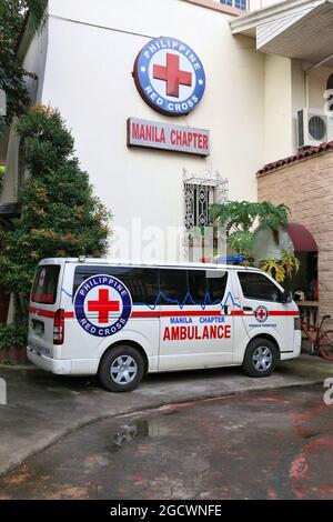 MANILA, PHILIPPINEN - 24. NOVEMBER 2017: Ambulanzwagen des Philippinischen Roten Kreuzes (PRC), Mitglied des Internationalen Roten Kreuzes und der Roten Halbmond-Bewegung Stockfoto