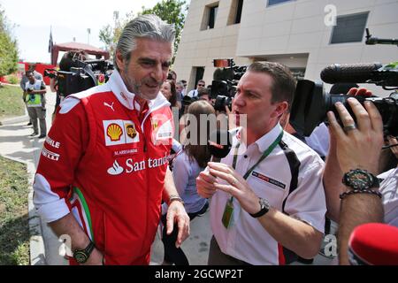 (L bis R): Maurizio Arrivabene (ITA) Ferrari Teamchef mit Craig Slater (GBR) Sky F1 Reporter. Großer Preis von Bahrain, Sonntag, 3. April 2016. Sakhir, Bahrain. Stockfoto