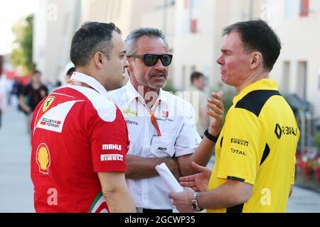 Schlagen Sie Zehnder (SUI) sauber F1 Team Manager (Mitte) mit Alan permanente (GBR) Renault Sport F1 Team Trackside Operations Director (rechts). Großer Preis von Bahrain, Sonntag, 3. April 2016. Sakhir, Bahrain. Stockfoto