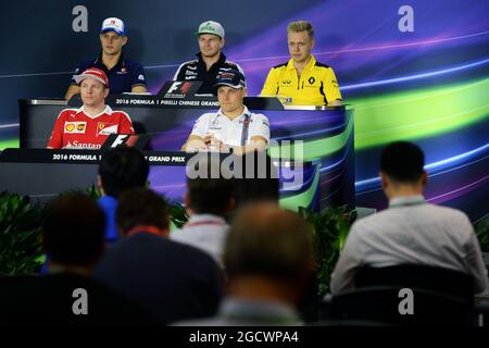 Die FIA-Pressekonferenz (von hinten (L bis R)): Marcus Ericsson (SWE) sauber F1 Team; Nico Hulkenberg (GER) Sahara Force India F1; Kevin Magnussen (DEN) Renault Sport F1 Team; Kimi Räikkönen (FIN) Ferrari; Valtteri Bottas (FIN) Williams. Großer Preis von China, Donnerstag, 14. April 2016. Shanghai, China. Stockfoto