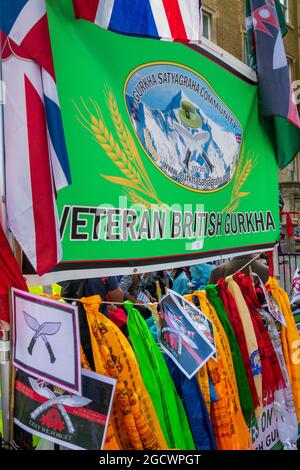 London, Großbritannien. 10th. August 2021. Krankenschwestern betreuen Herrn Gyanraj Rai, um während des Hungerstreiks sein medizinisches Wohlergehen zu gewährleisten. Britische Gurkha-Veteranen im Hungerstreik vor der Downing Street 10 fordern gleiche Rentenansprüche und Anerkennung von Boris Johnson in ihrem Dienst für Großbritannien. Stockfoto