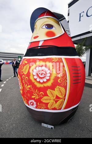 Eine Troika-Puppe vor dem Paddock Club. Großer Preis von Russland, Freitag, 29. April 2016. Sotschi Autodrom, Sotschi, Russland. Stockfoto