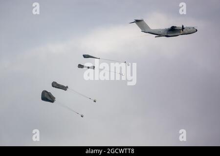 RAF Airbus A400M Atlas auf niedrigem Niveau, der Palettenlieferungen per Fallschirm bei einer militärischen Übung abwirft Stockfoto