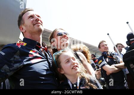 Christian Horner (GBR) Red Bull Racing Teamchef mit seiner Frau Geri Halliwell (GBR) Sängerin und Tochter Bluebell auf dem Podium. Großer Preis von Spanien, Sonntag, 17. Mai 2016. Barcelona, Spanien. Stockfoto