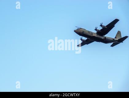 Britisches Flugzeug der RAF Lockheed Martin C-130J Hercules bei einer militärischen Übung über dem Salisbury Plain Training Area, Großbritannien Stockfoto