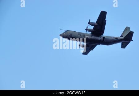 Britisches Flugzeug der RAF Lockheed Martin C-130J Hercules bei einer militärischen Übung über dem Salisbury Plain Training Area, Großbritannien Stockfoto