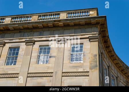 Der neu restaurierte Halbmond in Buxton, Derbyshire, England. Juni 2021. Stockfoto