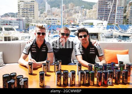 (L bis R): Sergio Perez (MEX) Sahara Force India F1 mit Bertrand Gachot (Bel) Hype Energy CEO und Nico Hulkenberg (GER) Sahara Force India F1 auf der Hype Energy Drink Yacht. Großer Preis von Monaco, Freitag, 27. Mai 2016. Monte Carlo, Monaco. Stockfoto