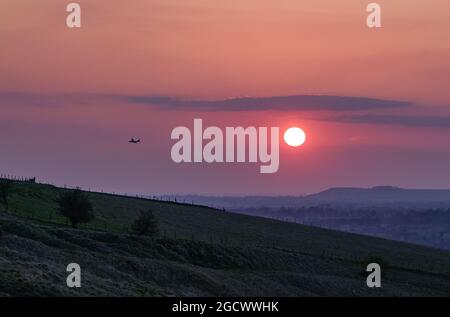 Der Sonnenuntergang erzeugt einen rosa Himmel über Pewsey Valle, North Wessex Downs AONB Stockfoto