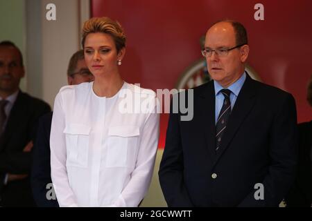 HSH Prinz Albert von Monaco (MON) mit Prinzessin Charlene von Monaco auf dem Podium. Großer Preis von Monaco, Sonntag, 29. Mai 2016. Monte Carlo, Monaco. Stockfoto