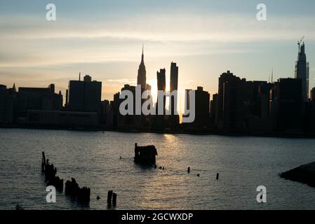 New York, USA Skyline von Manhattan über dem East River von Long Island City bei Sonnenuntergang, Stockfoto