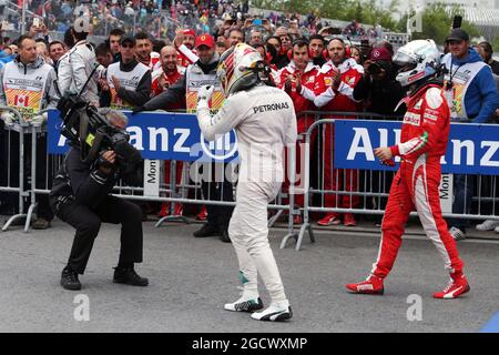 Rennsieger Lewis Hamilton (GBR) Mercedes AMG F1 feiert im Parc Ferme mit Sebastian Vettel (GER) Ferrari. Großer Preis von Kanada, Sonntag, 12. Juni 2016. Montreal, Kanada. Stockfoto